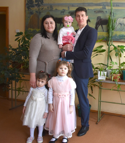 Елена и Сергей Ушаковы со своими девочками